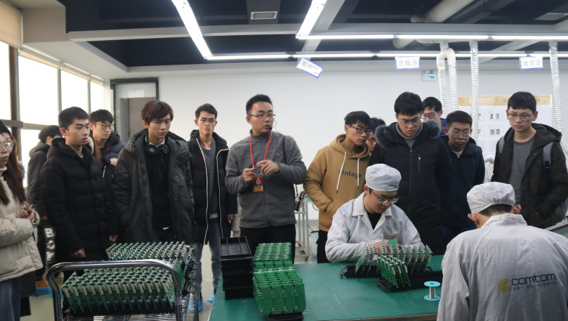 中南大学的同学们参观康通电子贴片车间 中南大学的同学们参观康通电子贴片车间